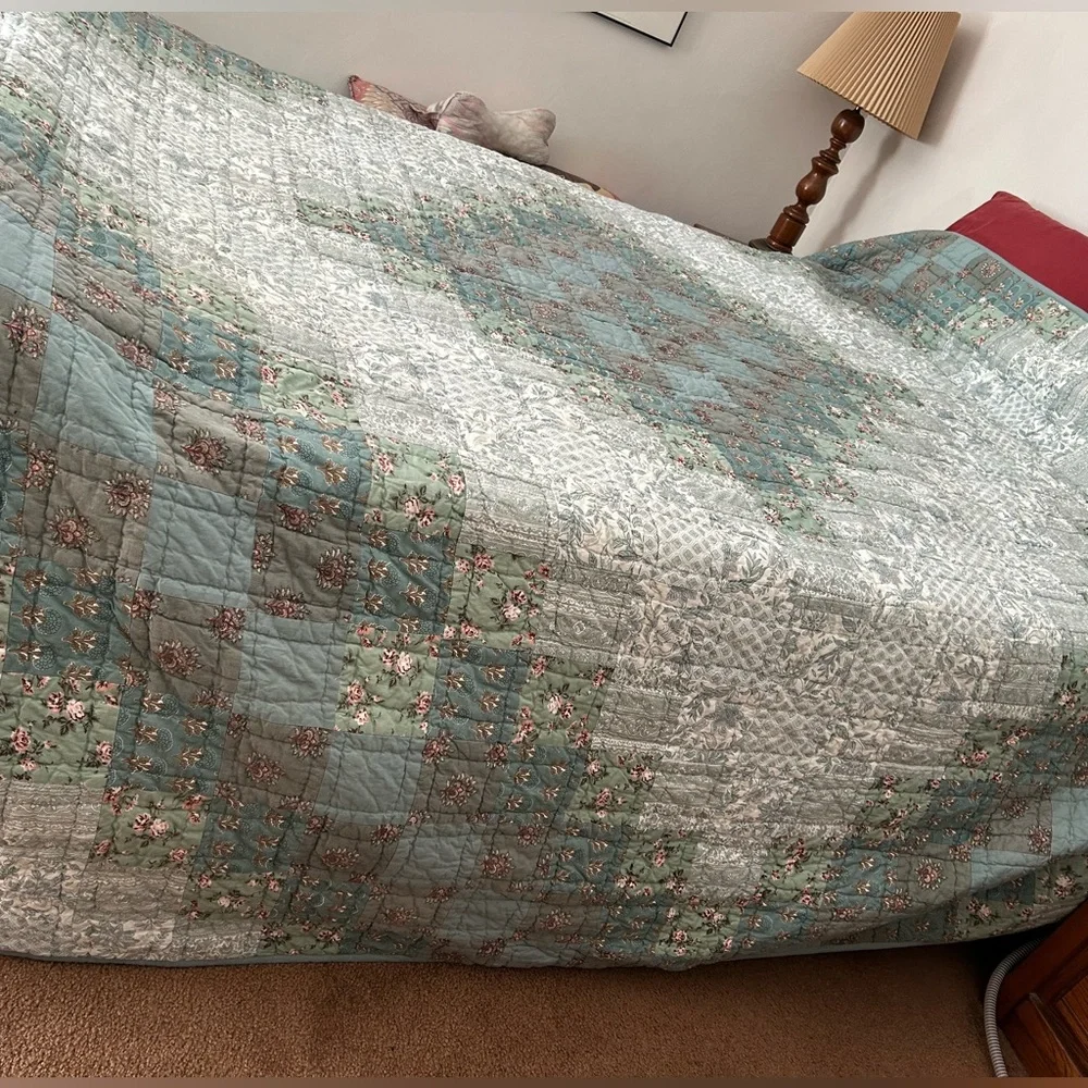 Lands End Ombré Quilt King Spread. Length 110”, width 90”. Reverse, solid green.